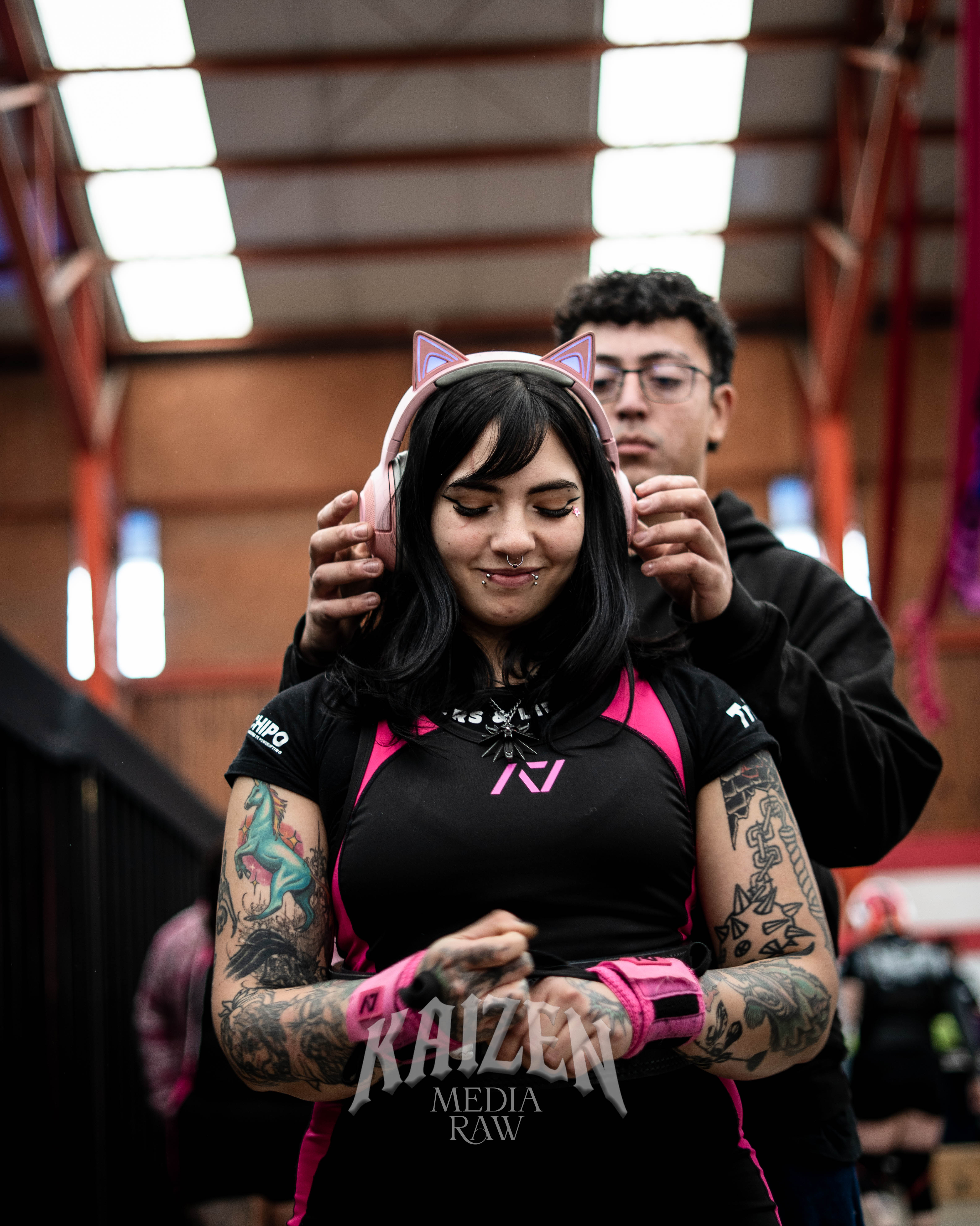 Coche de la marca Derco en un camino de tierra